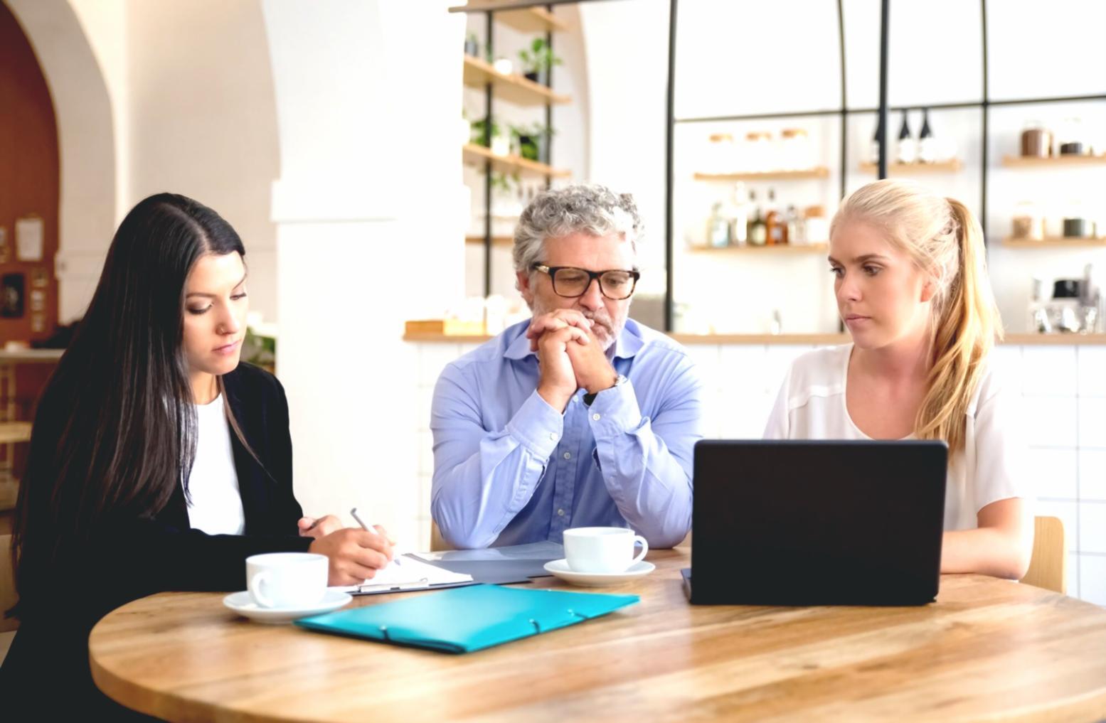 Personne travaillant sur son budget avec des documents financiers